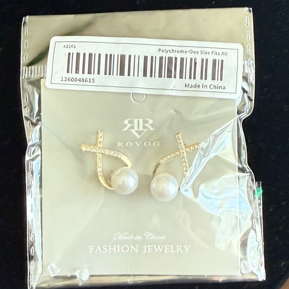BEAUTIFUL CROSS SHAPED IMITATION PEARL STUD FASHION EARRINGS 🌟NWT🌟 - Picture 3 of 8